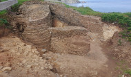 Una nueva excavación deja al descubierto la muralla y el torreón del castro de Sarridal