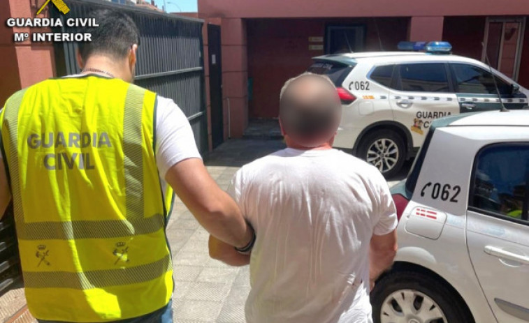 Detenido un vecino de Cangas de 68 años por pinchar las ruedas de coches de alta gama en la zona del puerto deportivo