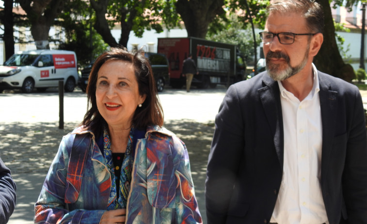 La ministra Margarita Robles apoya a Ángel Mato, 