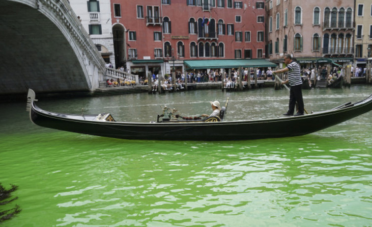 El agua del Gran Canal de Venecia se tiñe de un misterioso verde fluorescente