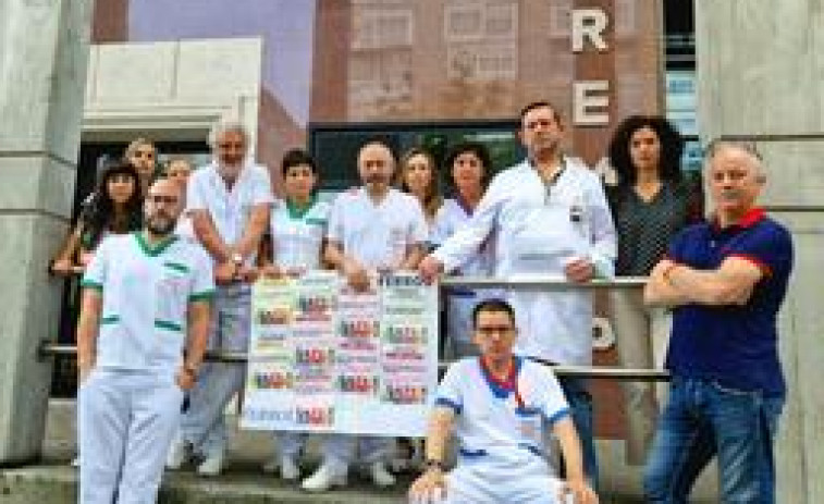 Los trabajadores de la oficina de Fremap en Ferrol vuelven a concentrarse delante del centro asistencial