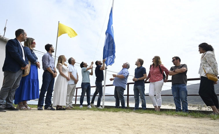 Ferrol inaugura el verano con el izado de las banderas azules y la llegada  de los socorristas