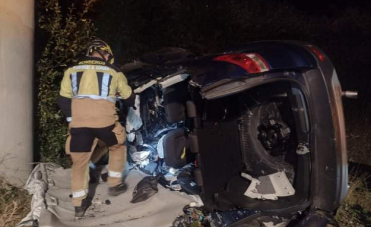 Heridos graves tres jóvenes en un brutal accidente de tráfico al chocar su coche contra un puente de la Autovía do Barbanza