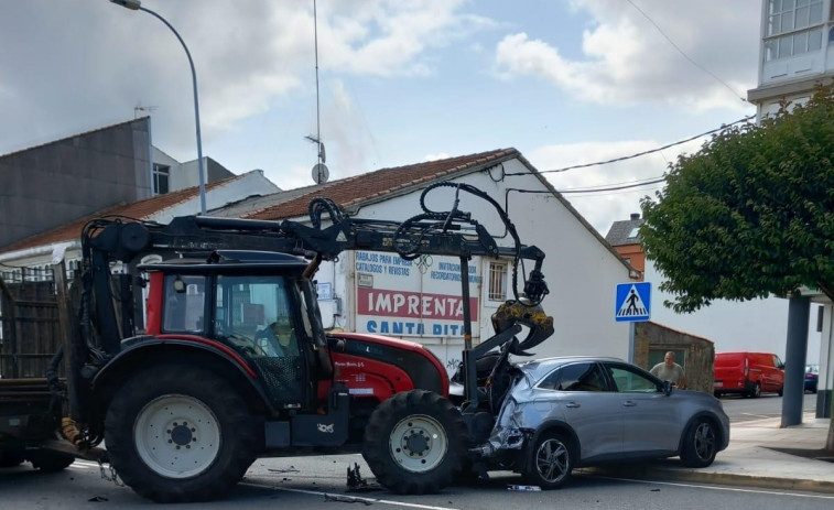 A Policía Local de Narón investiga un accidente entre un tractor e dous turismos en Xuvia
