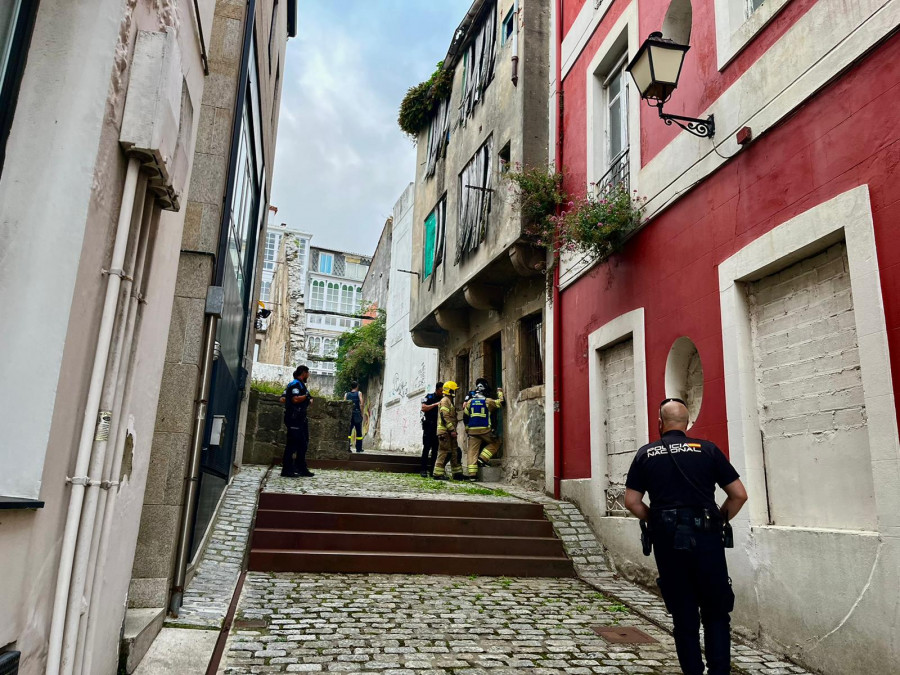 Movilizados los profesionales del cuerpo de Bombeiros por un pequeño incendio en Ferrol Vello