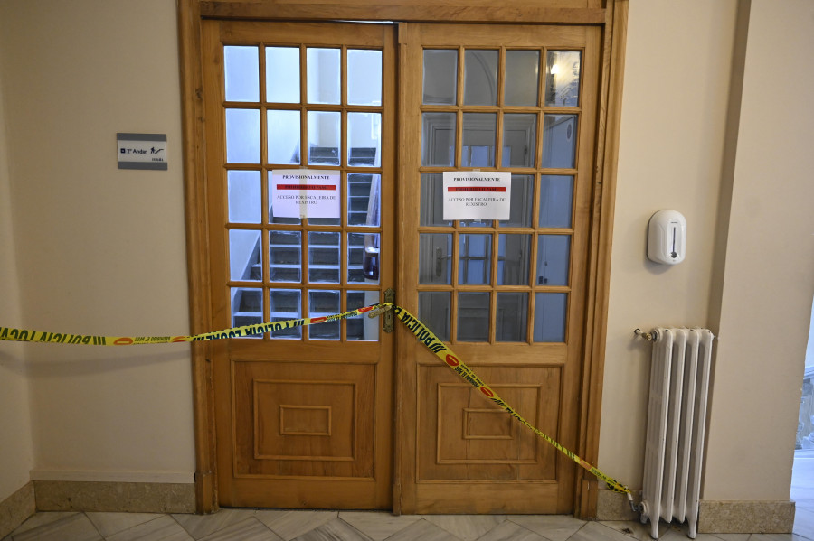 Cerrada una escalera interior del Concello de Ferrol por caída de cascotes
