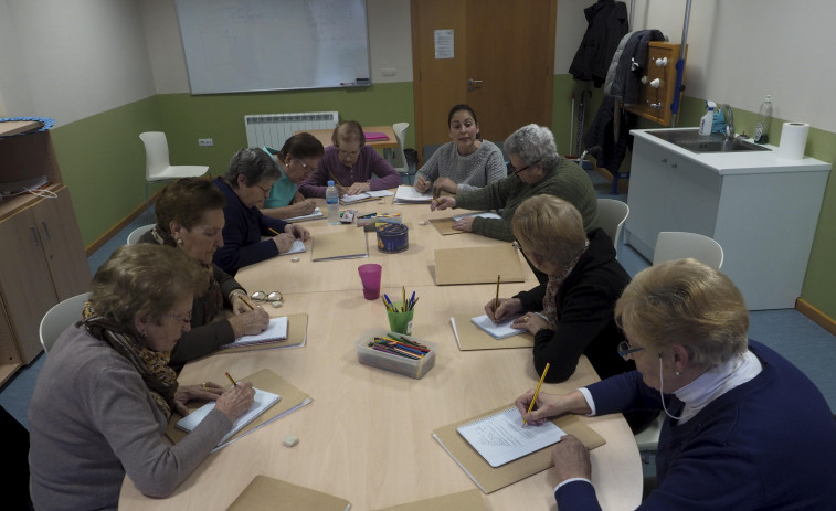 Talleres de lectoescritura, risoterapia o memoria para los mayores del municipio de Ares