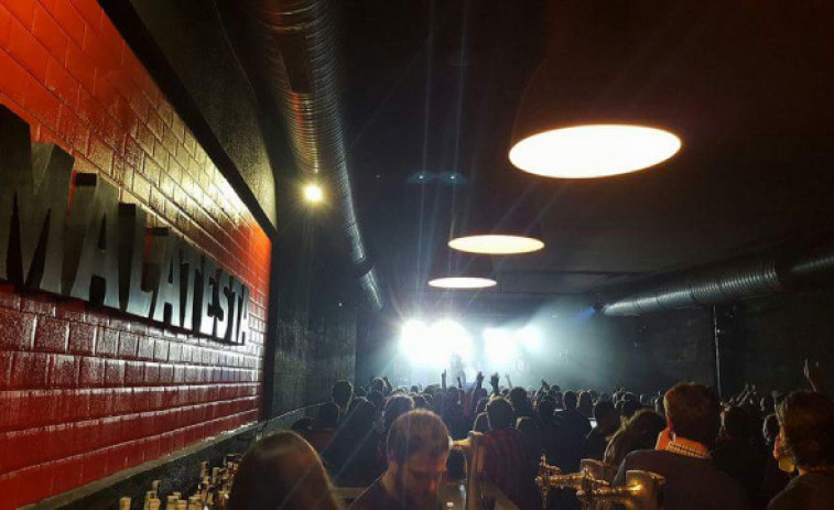 Un incendio en una discoteca en Santiago obliga a desalojar a un centenar de personas