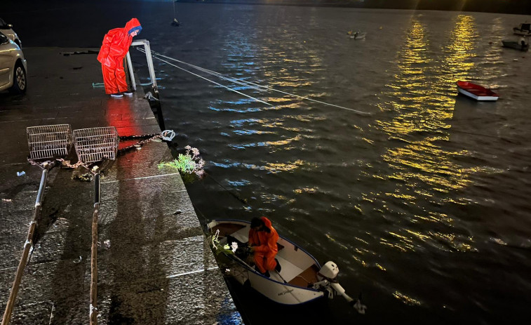 Protección Civil y la Policía Nacional de Ferrol asisten a una pareja de franceses para regresar a su embarcación
