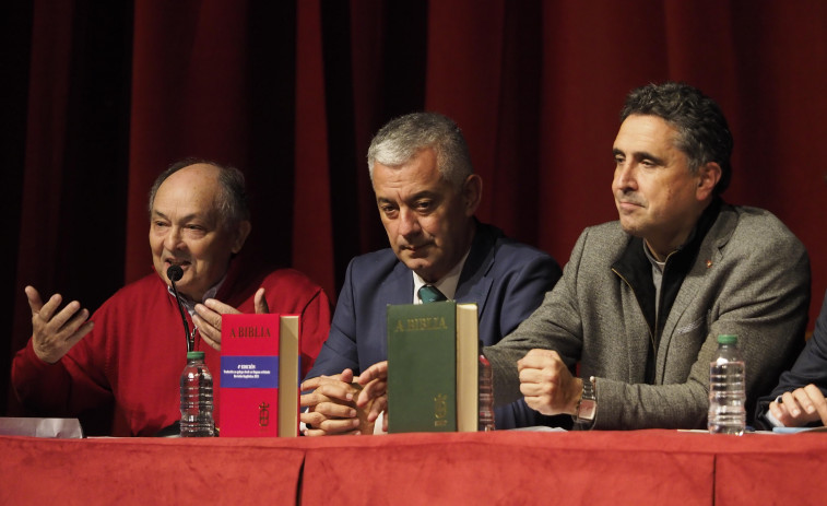 Rey Varela elogia el compromiso y la vocación de los responsables de traducir la Biblia al gallego