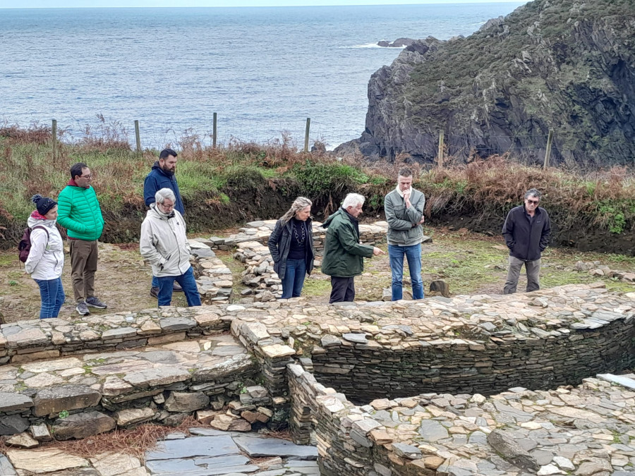 Visita comentada al yacimiento de Punta Sarridal, en Cedeira, para conocer el avance de la excavación