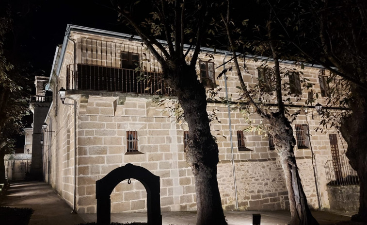 El Monasterio de Santa Catalina de Montefaro, en Ares, ya brilla en la noche