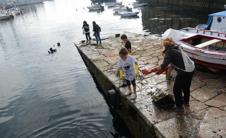 La Unidad de Buceo organiza una limpieza de fondos marinos