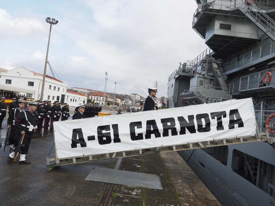 Ferrol recibe con honores al "Carnota", el primer buque multipropósito de la Armada
