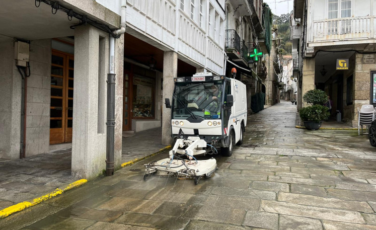 Pontedeume limpia las calles y plazas de su casco urbano