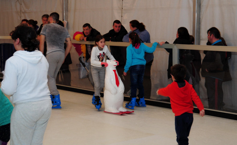 La pista de hielo de Ortigueira hará las delicias de pequeños y mayores estas navidades