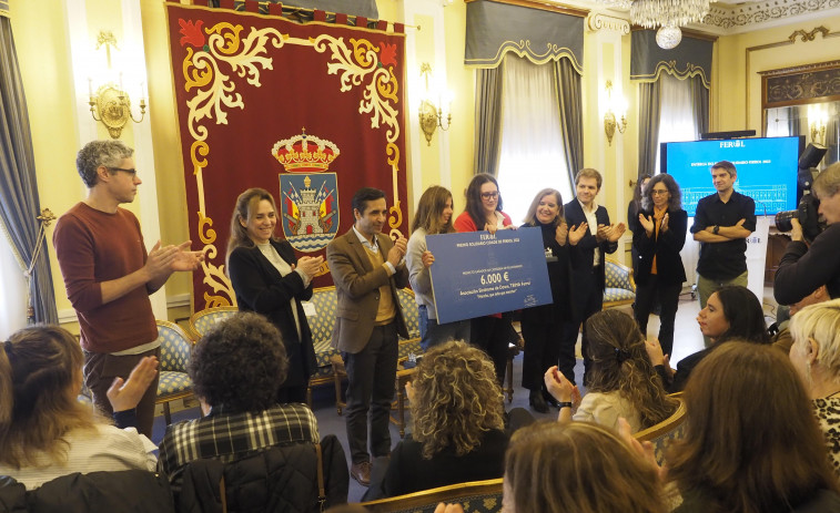 Las asociaciones Teima Ferrol y Djouma recibieron en el Concello de Ferrol el Premio Solidario