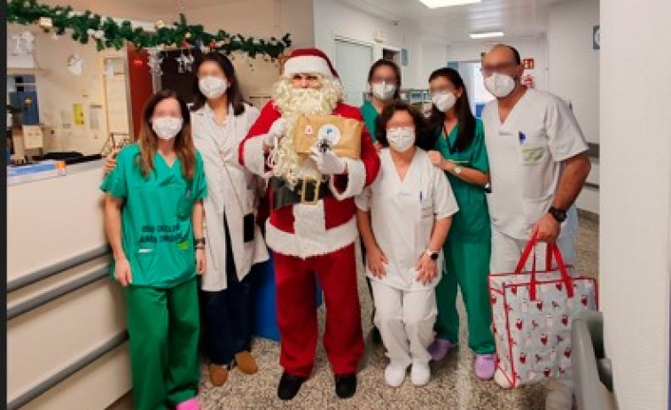 Papá Noel visitó a los niños ferrolanos ingresados en el área de Pediatría del Marcide