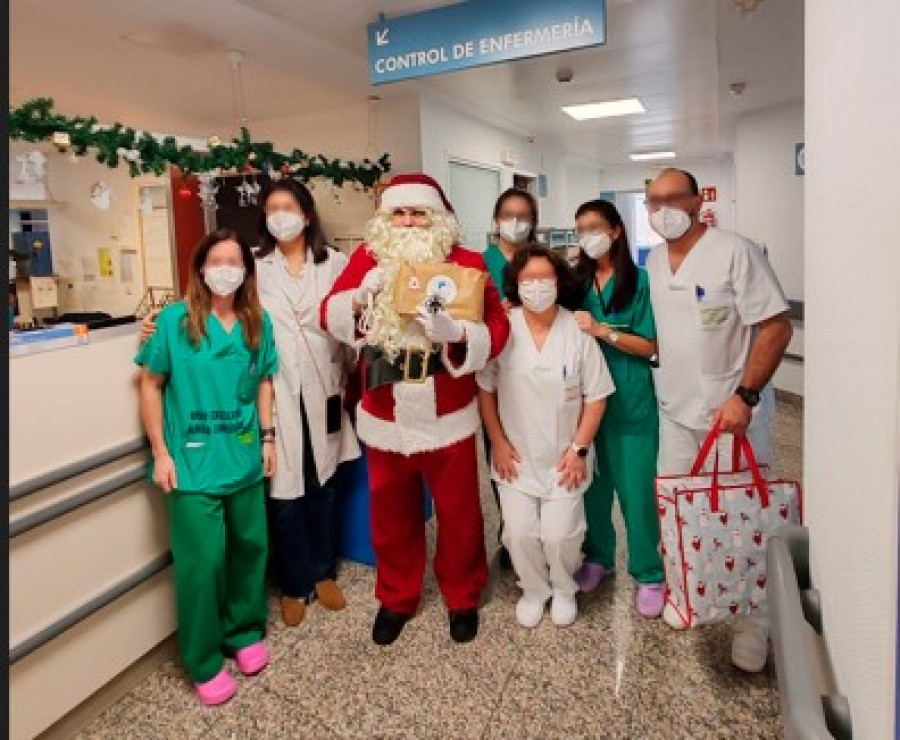 Papá Noel visitó a los niños ferrolanos ingresados en el área de Pediatría del Marcide
