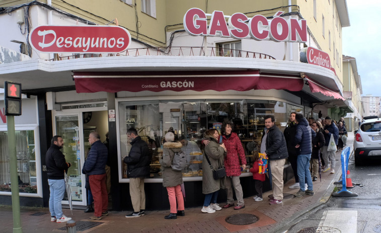 El roscón, un dulce protagonista que origina colas en las pastelerías de Ferrol, en la víspera de Reyes