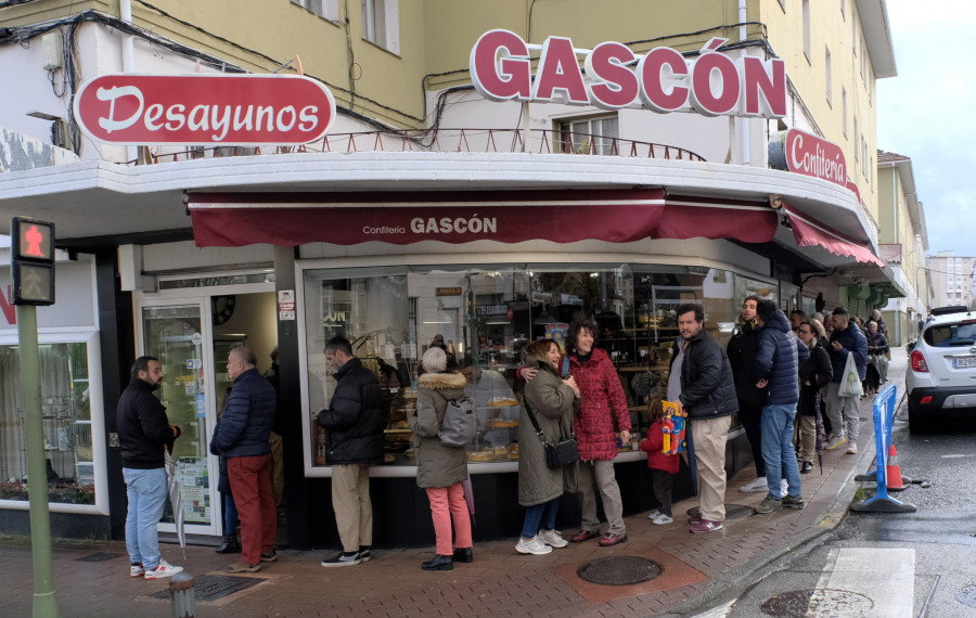 El roscón, un dulce protagonista que origina colas en las pastelerías de Ferrol, en la víspera de Reyes