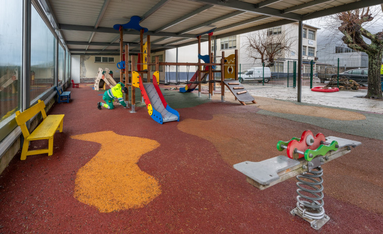 El patio cubierto del colegio de San Sadurniño ya cuenta con nuevos juegos infantiles