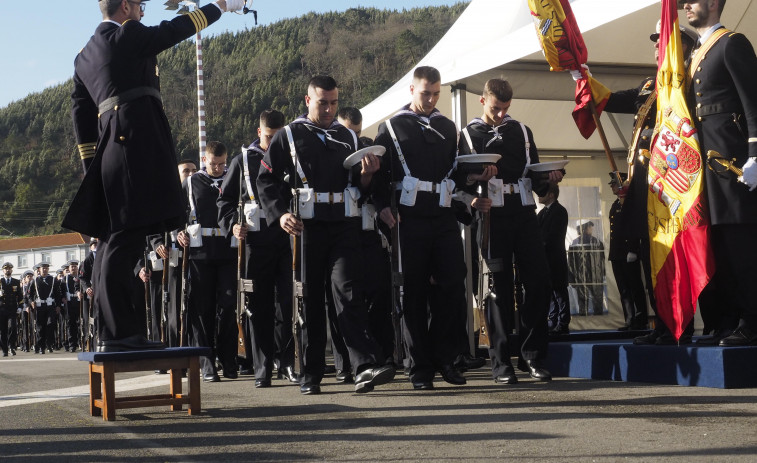 Más de trescientos marineros desfilaron en A Graña en la primera jura de bandera del año