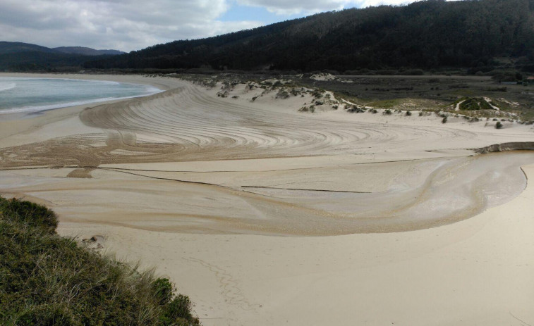 La Diputación aporta 264.000 euros a la limpieza de playas en trece municipios de Ferrolterra