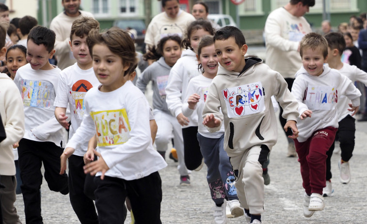 Carrera escolar por las calles de Narón para demandar un mundo sin violencias y en paz