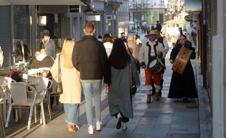 El buen tiempo anima las ventas en el primer sábado de apertura de tarde del comercio en Ferrol