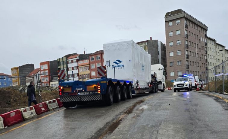 Retenciones en As Pías por el atasco de un camión articulado en el baipás provisional