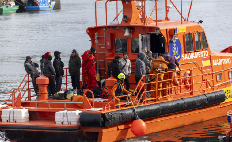 El pesquero 'María Reina Madre' de Burela se hunde en la costa vasca