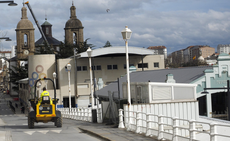La instalación del ascensor de la plaza corta este jueves al tráfico un tramo de la calle de la Iglesia de Ferrol