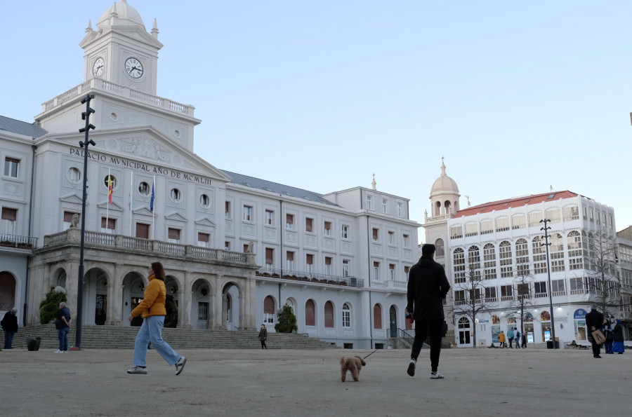 Concluyen los trabajos de reposición de material terrizo de la plaza de Armas en Ferrol