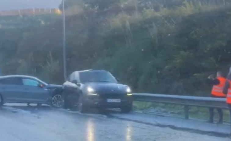 Tres trasladados al hospital por una colisión en cadena en Pontedeume