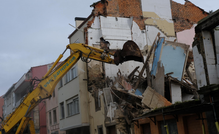 Una grúa de 4 metros comienza la limpieza del edificio desplomado en el barrio ferrolano de Esteiro