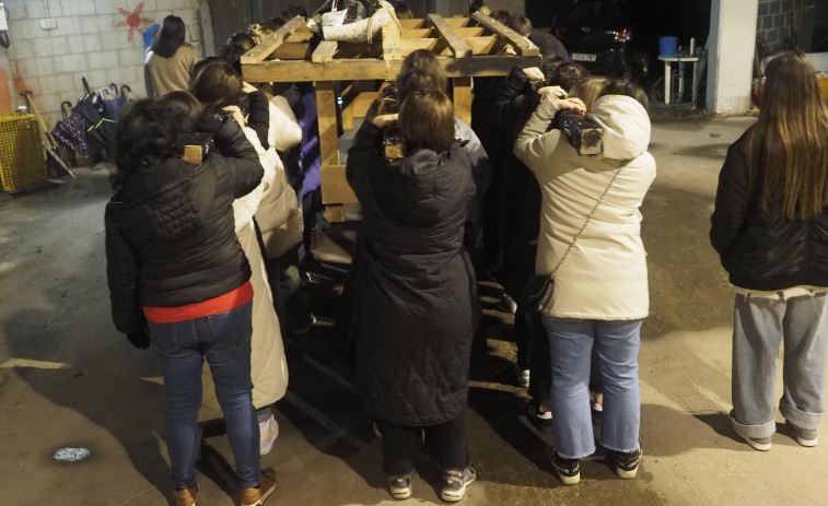 La Semana Santa sobre hombros: los portadores de Ferrol multiplican sus ensayos
