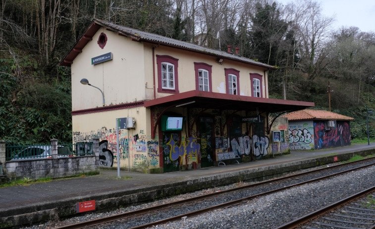 Reanudan el servicio ferroviario entre Ferrol y A Coruña, que se cerró por un desprendimiento