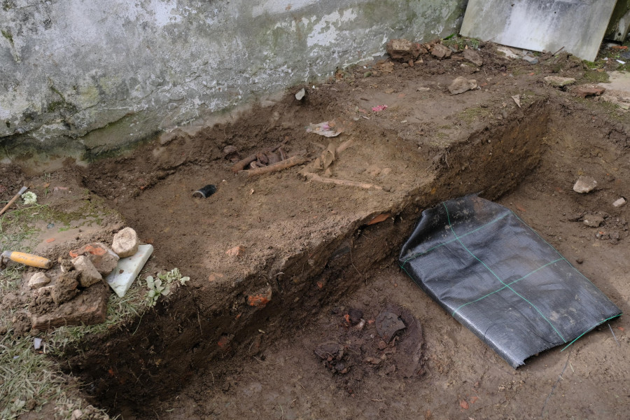 Los primeros restos óseos apuntan a la fosa común del cementerio de O Val