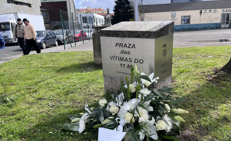 Ofrenda floral y minuto de silencio en Ferrol y Narón, en recuerdo del 11-M