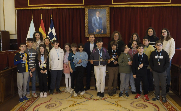 O alumnado do CEIP A Laxe toma o relevo dos edís no pleno e impón a axenda infantil