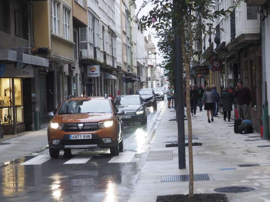 Reabre al tráfico la calle de la Iglesia en Ferrol y muestra su nueva cara tras 21 meses