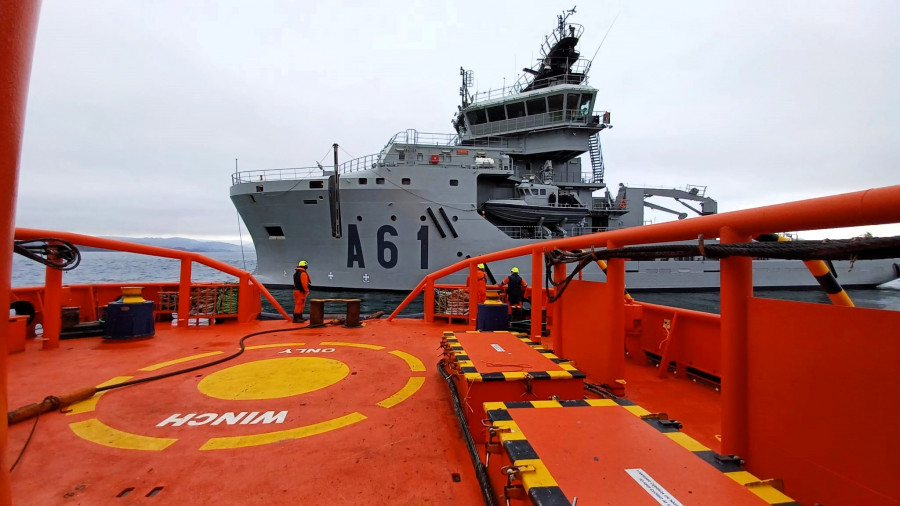El buque “Carnota” se adiestra en rescates con Salvamento Marítimo en su proceso de navalización