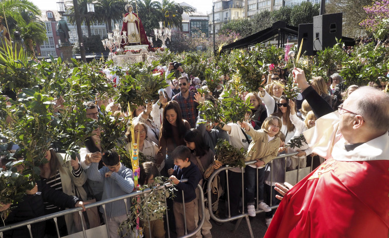 La primavera explota en Ferrol en un Domingo de Ramos que abarrotó el centro de la ciudad