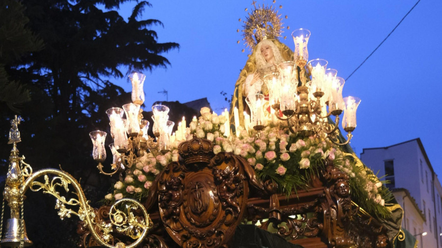 Dos procesiones miran al cielo en el Martes Santo de Ferrol