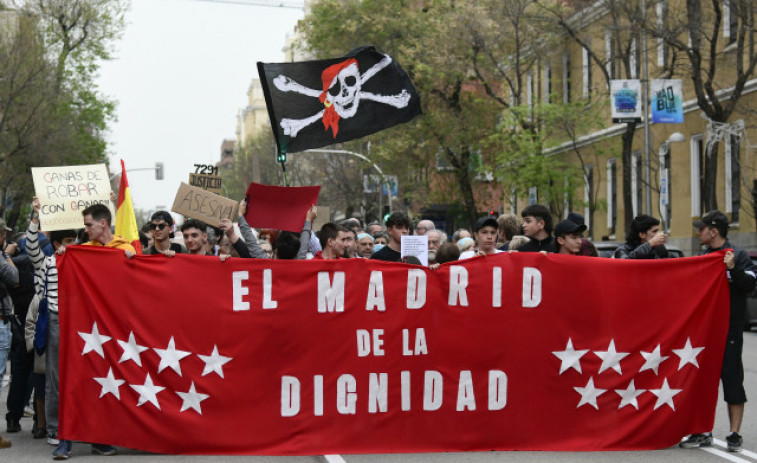 Una manifestación va hasta la sede del PP en Madrid para pedir la dimisión de Díaz Ayuso
