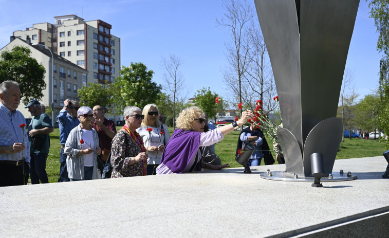 La II República fue recordada con un acto en el monumento a las víctimas del franquismo