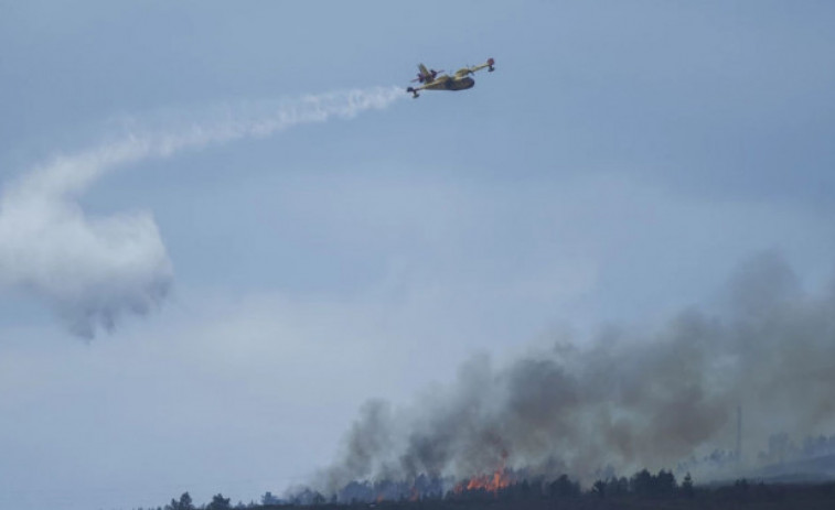 Un incendio quema 20 hectáreas en Oímbra y permanece controlado el de Crecente