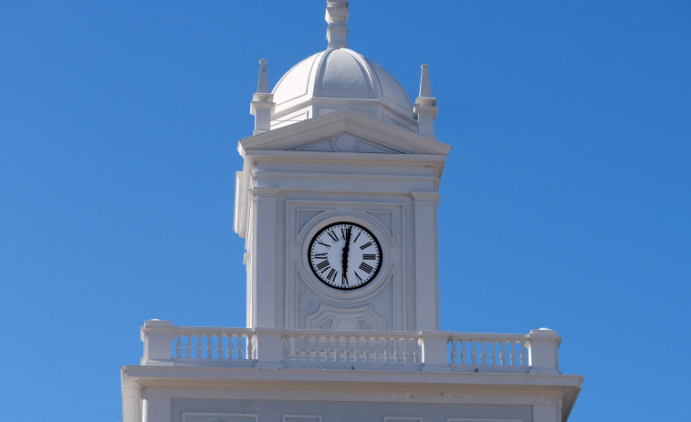 Los vecinos de A Magdalena denuncian que el reloj del Concello suena a deshoras y toda la noche