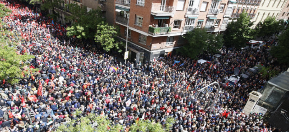 Miles de personas piden a Sánchez que se quede al ritmo de Quevedo